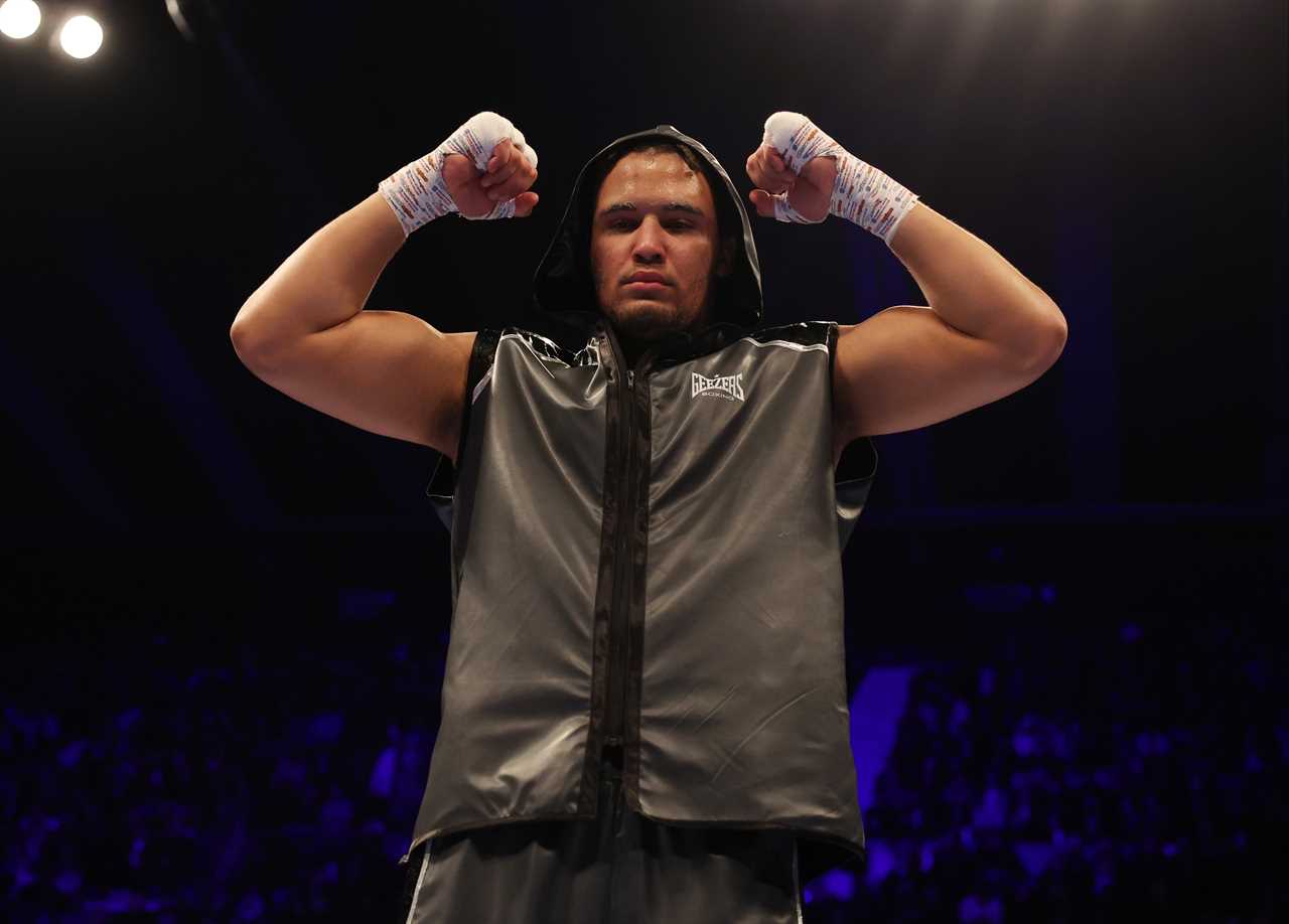 As he tries to break the record of Mike Tyson's teen fan, Moses Itauma is seen destroying his rival with a 14-SECONDKO.