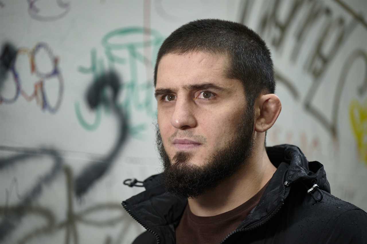 Dana White, in a bizarre blunder, FORGETS Islam Makhachev’s name while promoting UFC 284 fight.