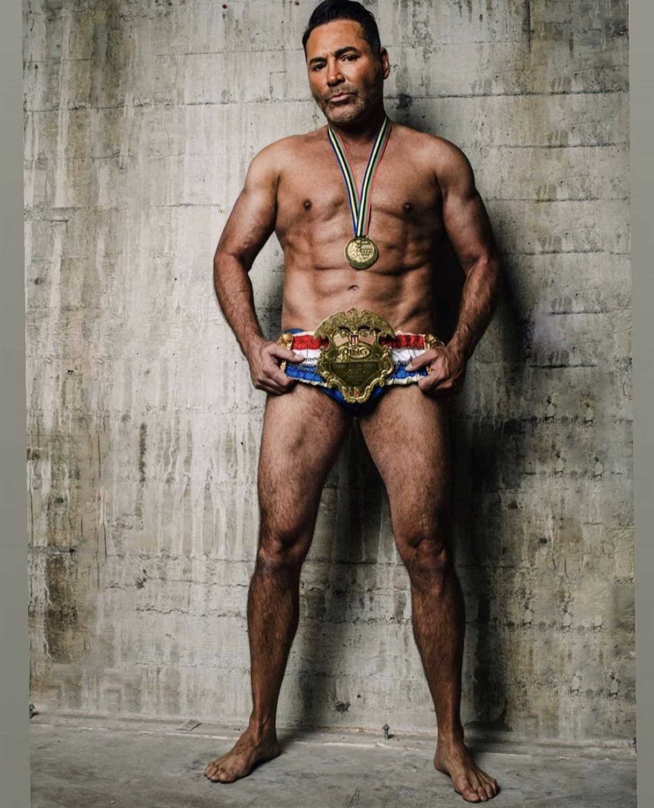 Oscar De La Hoya stripped naked in order to show his abs. This shocked boxing fans after he admitted that he had 'got help from doctors'