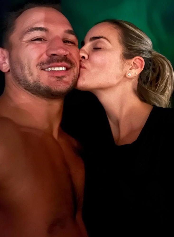 Michael Chandler warns Conor McGregor that he will be SMACKED by his wife and children if he doesn't bring them up before the UFC fight.