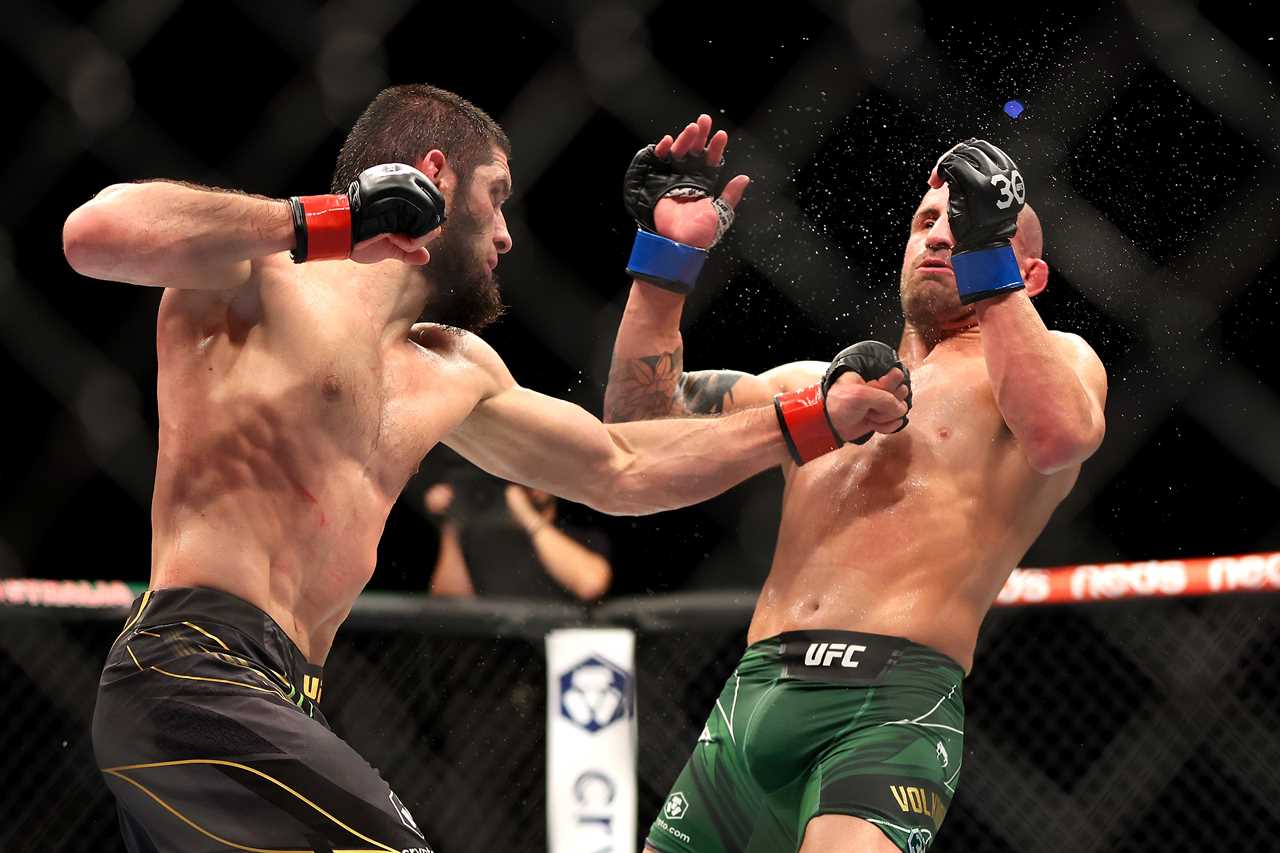 UFC 284: Islam Makhachev beats Alexander Volkanovski in a late knockdown to become P4P king