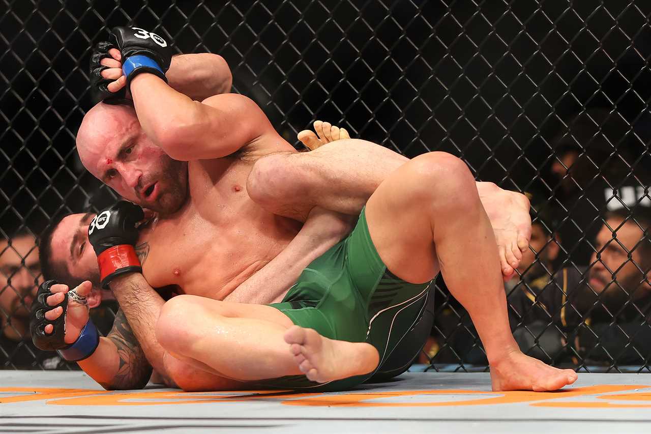 UFC 284: Islam Makhachev beats Alexander Volkanovski in a late knockdown to become P4P king