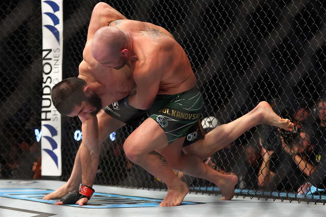 UFC 284: Islam Makhachev beats Alexander Volkanovski in a late knockdown to become P4P king