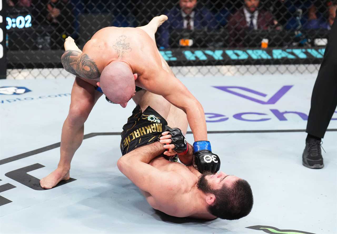 UFC 284: Islam Makhachev beats Alexander Volkanovski in a late knockdown to become P4P king