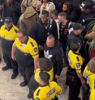 Floyd Mayweather, boxing legend and boxer extraordinaire, heads out to shop with a large entourage and '30 security officers'