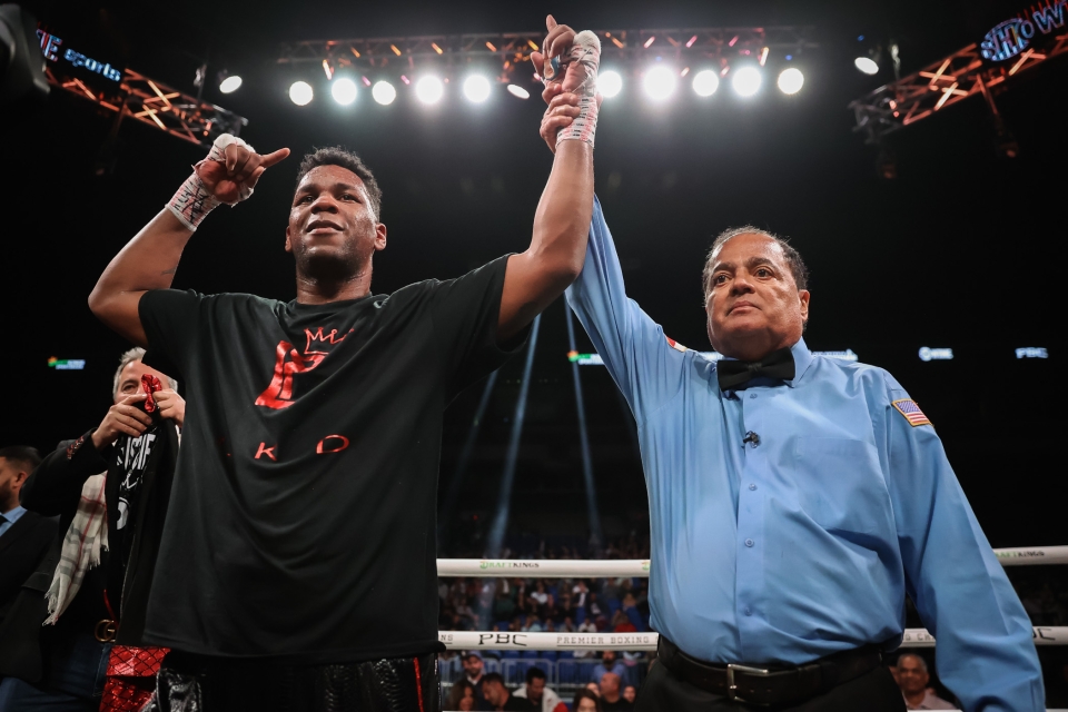 Watch as a fearsome heavyweight gets stunned by a brutal shot to the ribs, before taking a vicious beating to his first fight.