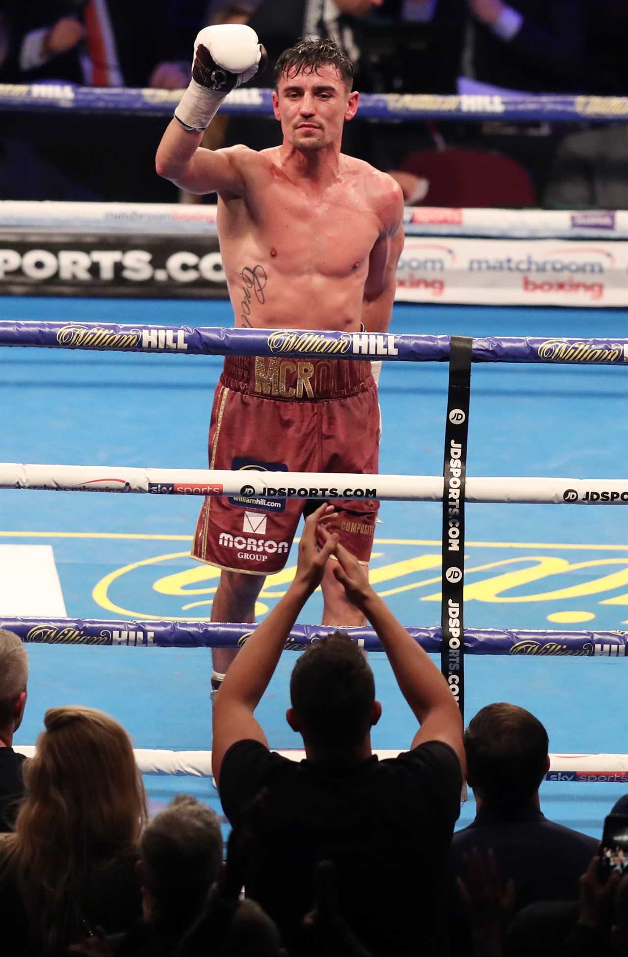 Brit, ex-boxing world champion, is now unrecognizable. Fans compare him to the 'Croatian who has never learned Prem move'.