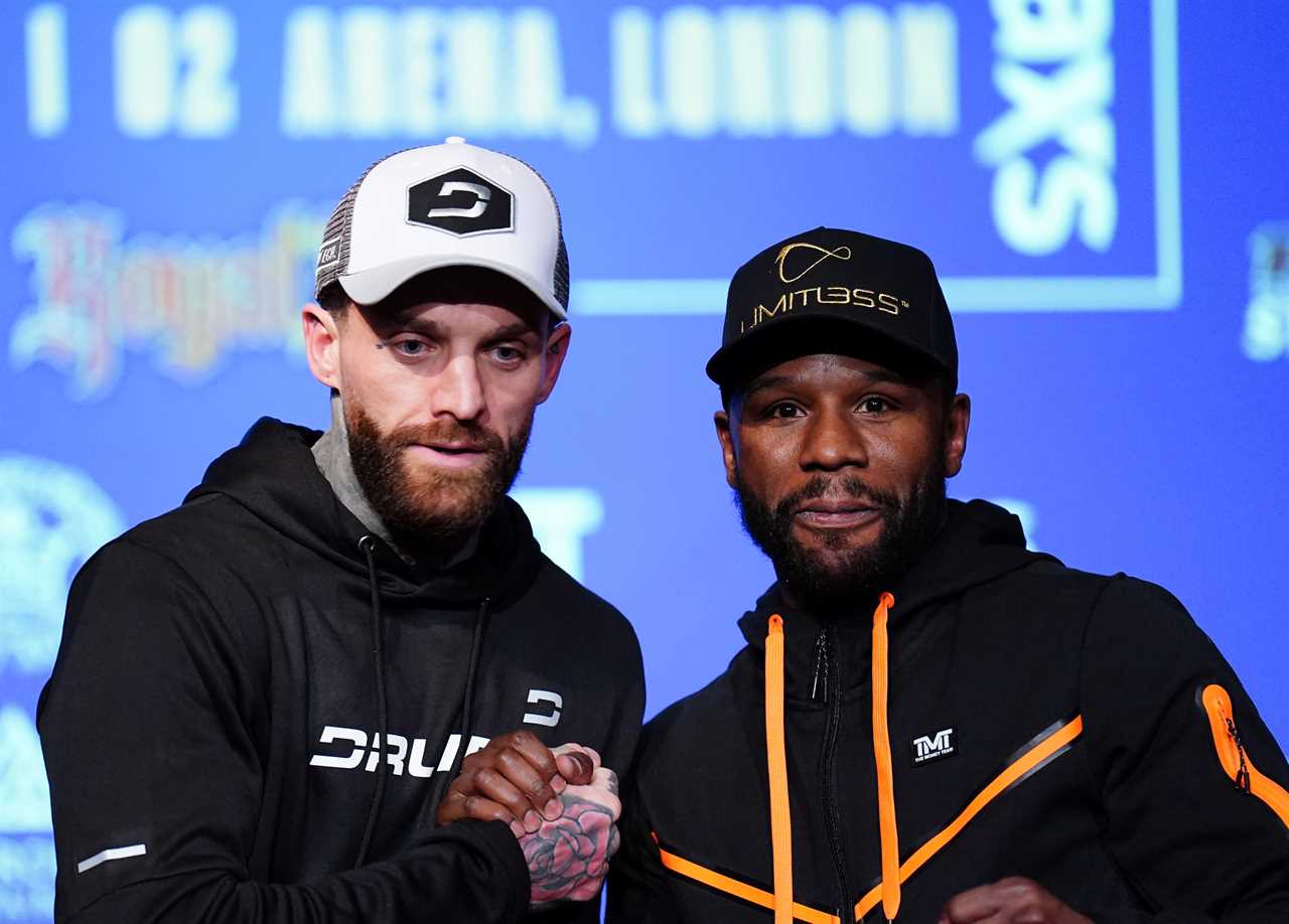 What is Aaron Chalmers' record in boxing?