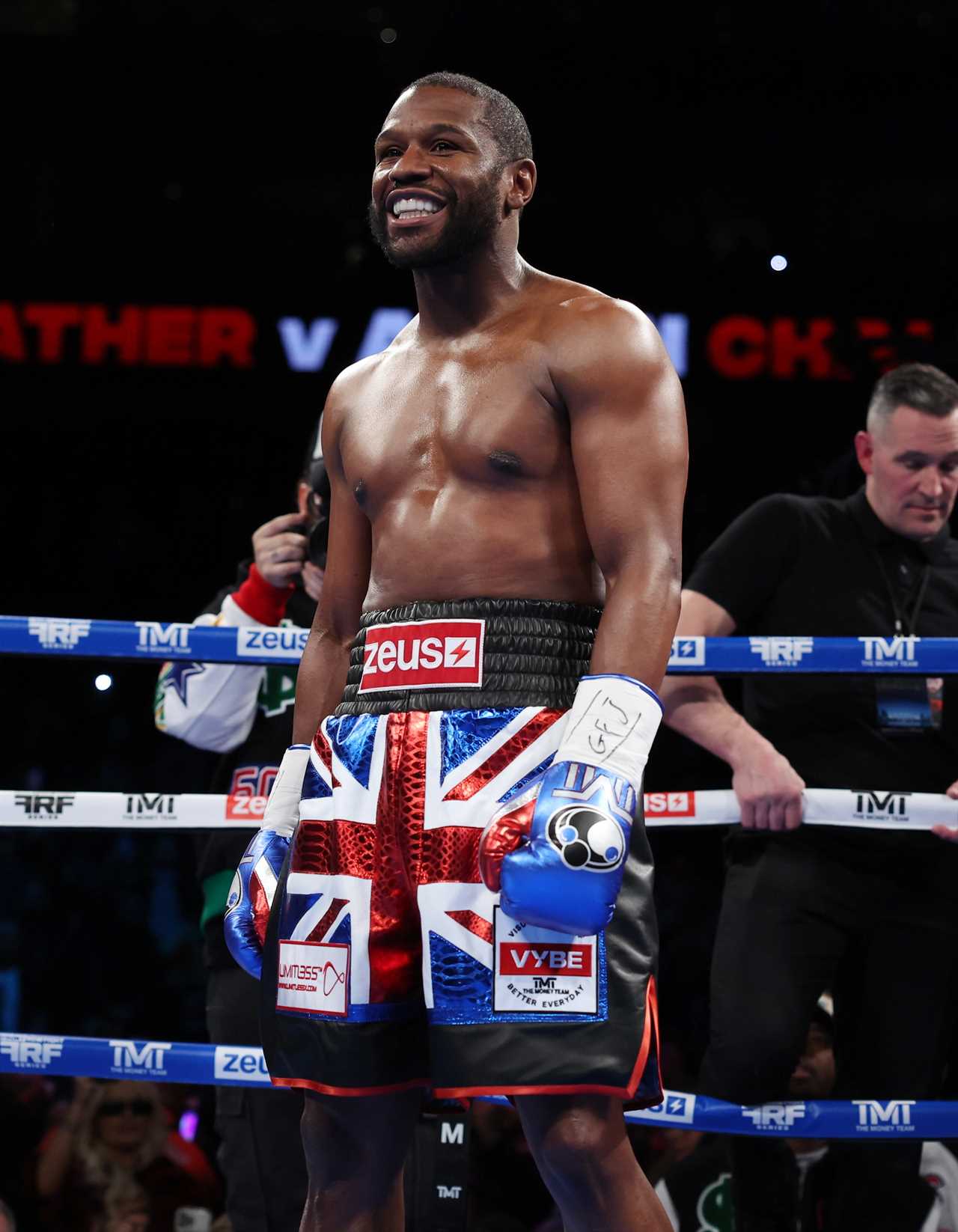 Mayweather vs Chalmers: Floyd Mayweather makes his UK debut, but the fans remain at O2 Arena as there is no-show