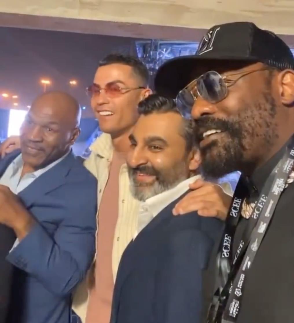 After photobombing Mike Tyson, Cristiano Ronaldo and Derek Chisora, boxing fans liken Derek Chisora with 'Salt Bae At the World Cup'