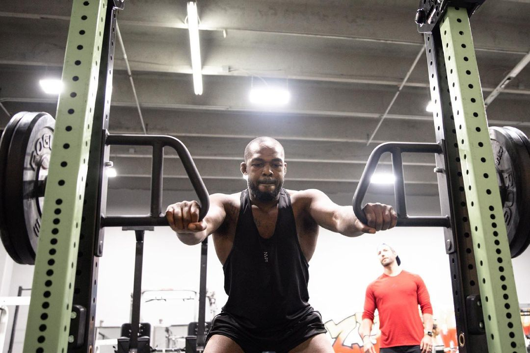 Jon Jones' massive UFC 285 body transformation included a 4500 calorie diet and 227kg deadlifts. A 136kg bench press was also part of the transformation.