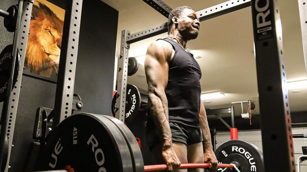 Jon Jones' massive UFC 285 body transformation included a 4500 calorie diet and 227kg deadlifts. A 136kg bench press was also part of the transformation.