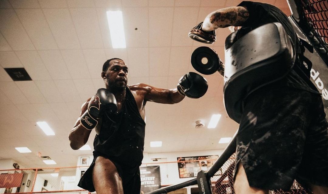 Jon Jones' massive UFC 285 body transformation included a 4500 calorie diet and 227kg deadlifts. A 136kg bench press was also part of the transformation.