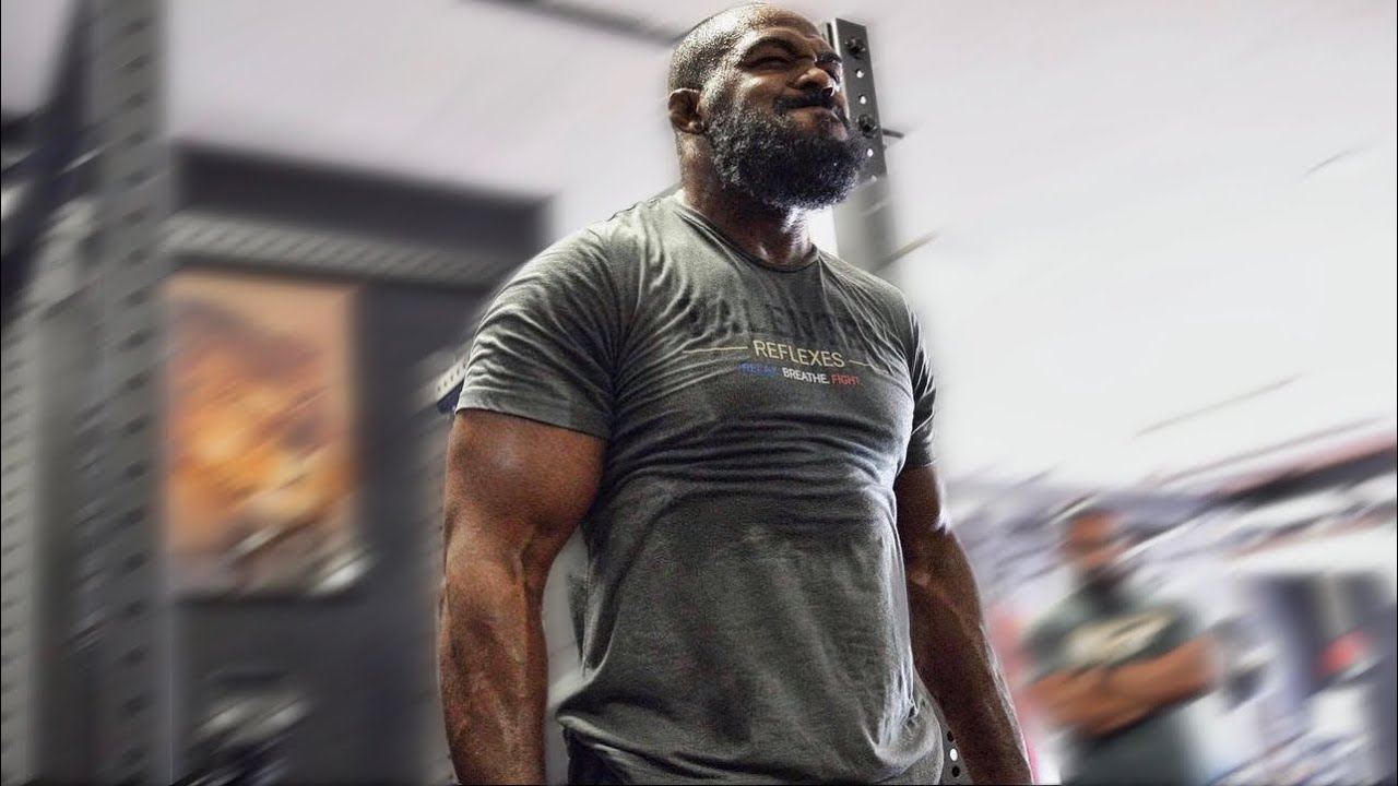 Jon Jones' massive UFC 285 body transformation included a 4500 calorie diet and 227kg deadlifts. A 136kg bench press was also part of the transformation.
