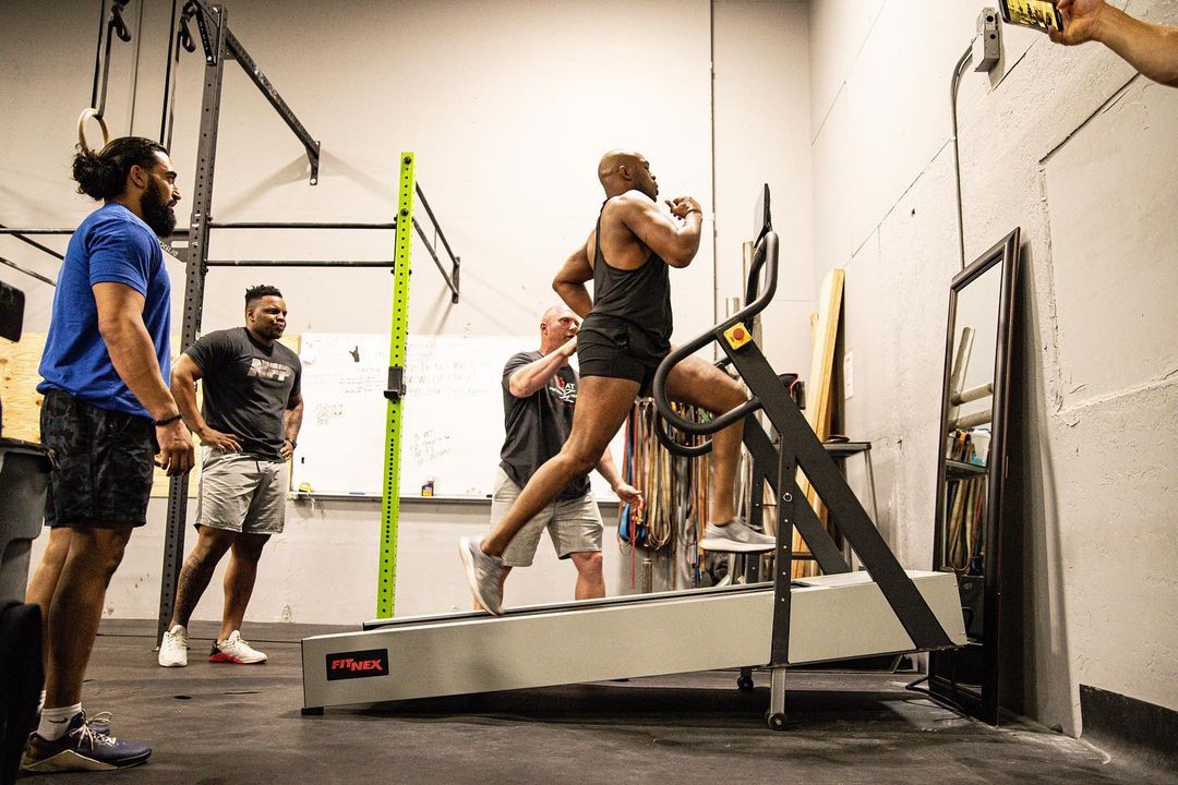 Jon Jones' massive UFC 285 body transformation included a 4500 calorie diet and 227kg deadlifts. A 136kg bench press was also part of the transformation.
