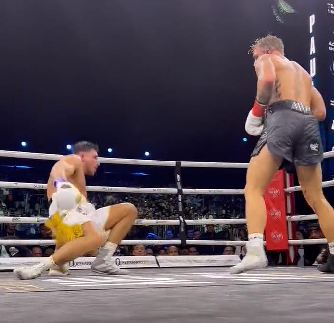 Fans were convinced Tommy Fury was knocked to the ground by Jake Paul. They did not lose their faith as new footage emerged.
