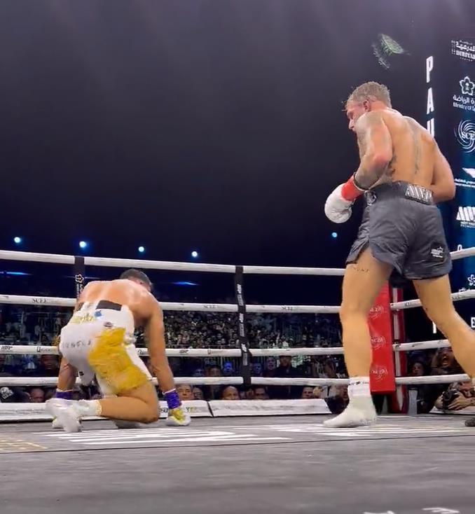Fans were convinced Tommy Fury was knocked to the ground by Jake Paul. They did not lose their faith as new footage emerged.