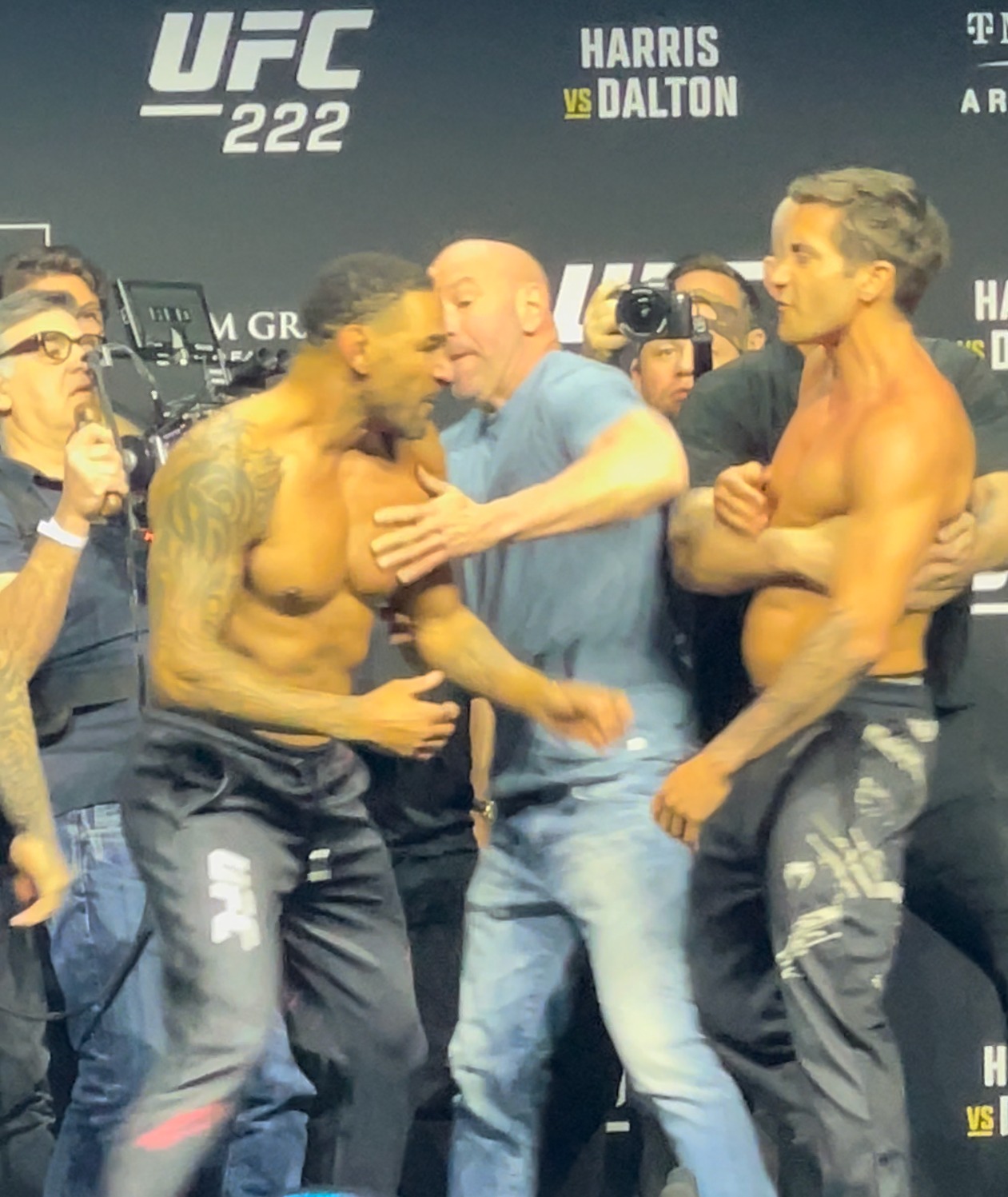 You can see Jake Gyllenhaal shredded film scene at Roadhouse with Conor McGregor during UFC 285 weigh in and watch the fans go insane
