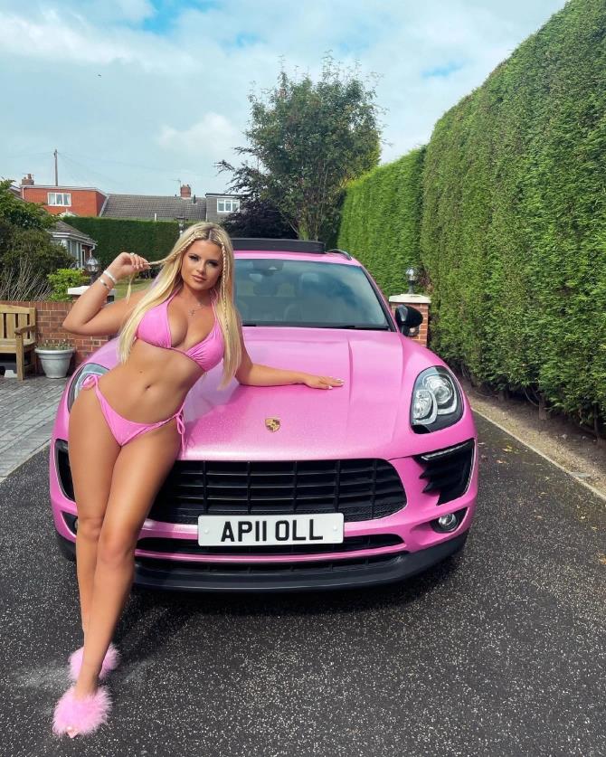 Apollonia Llewellyn, Misfits Boxing's ring girl, leaves her fans stunned when she nearly spills out of a tiny bikini covered in snow