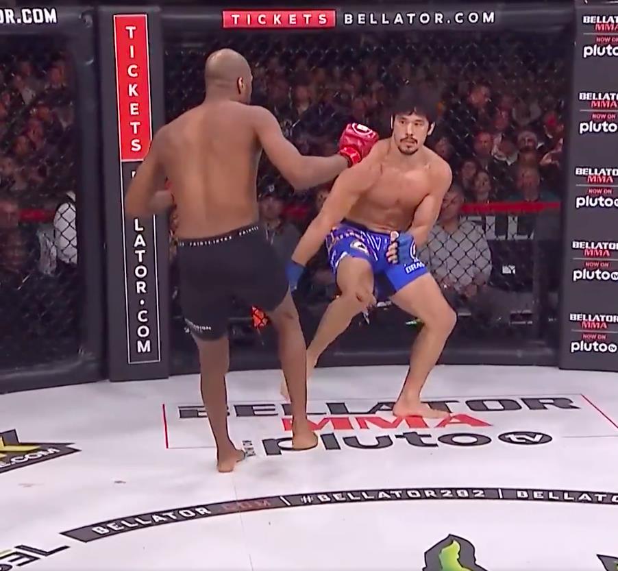 Horror slow motion footage of MMA fighters' kneecap 'EXPLODE mid-fight