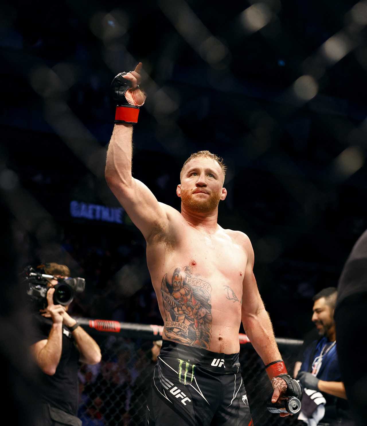 After winning the UFC 286 thriller, Justin Gaethje makes Rafael Fiziev's eyes a bloody mess and wants another title shot.