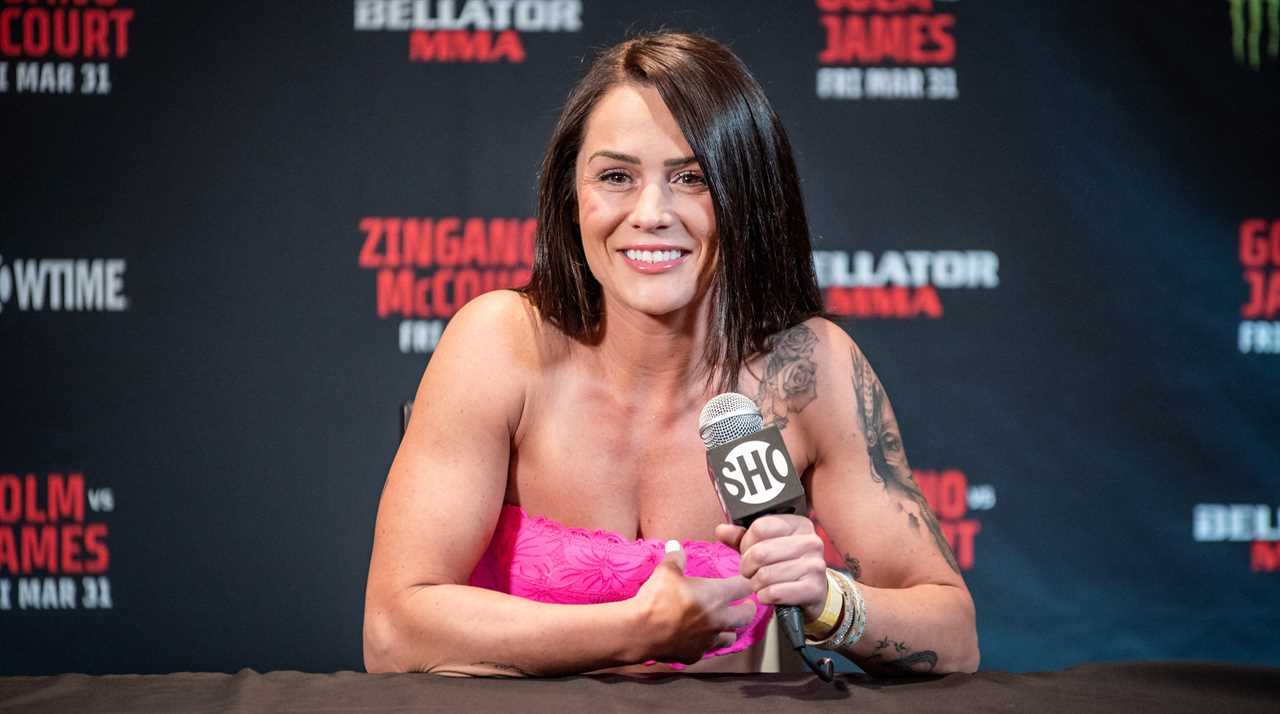 When asked about weight loss, OnlyFans' star and MMA fighter makes a rude gesture to the crowd