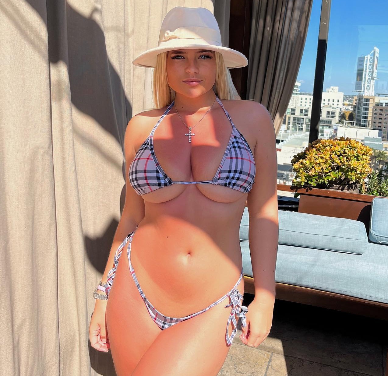 I am a busty boxing girl who is now earning NINE TIME what I used too - but I make a lot of money selling sexy photos