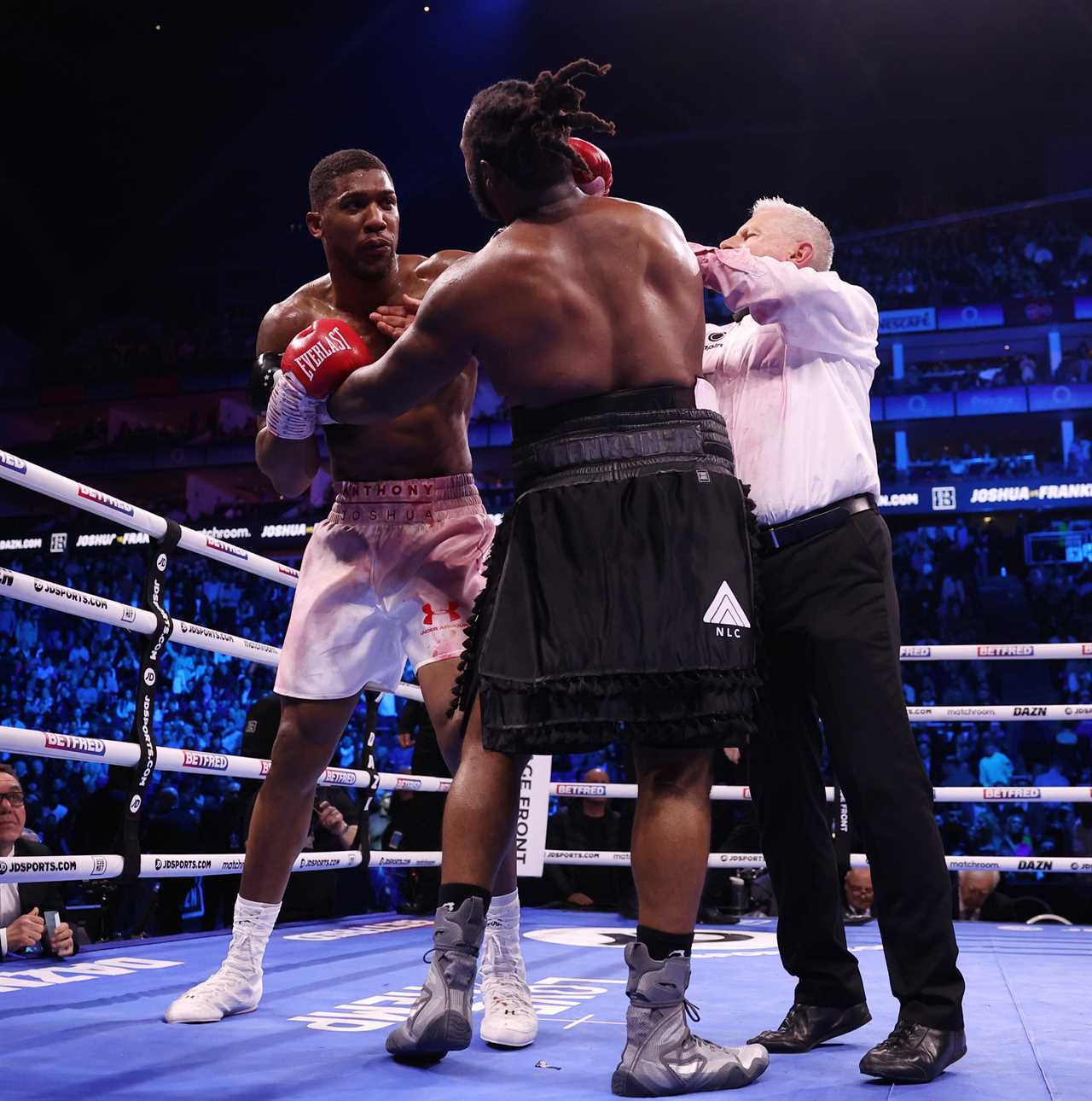 Chaos after Anthony Joshua and Jermaine Frank fight, as both boxers rage and must be separated by security