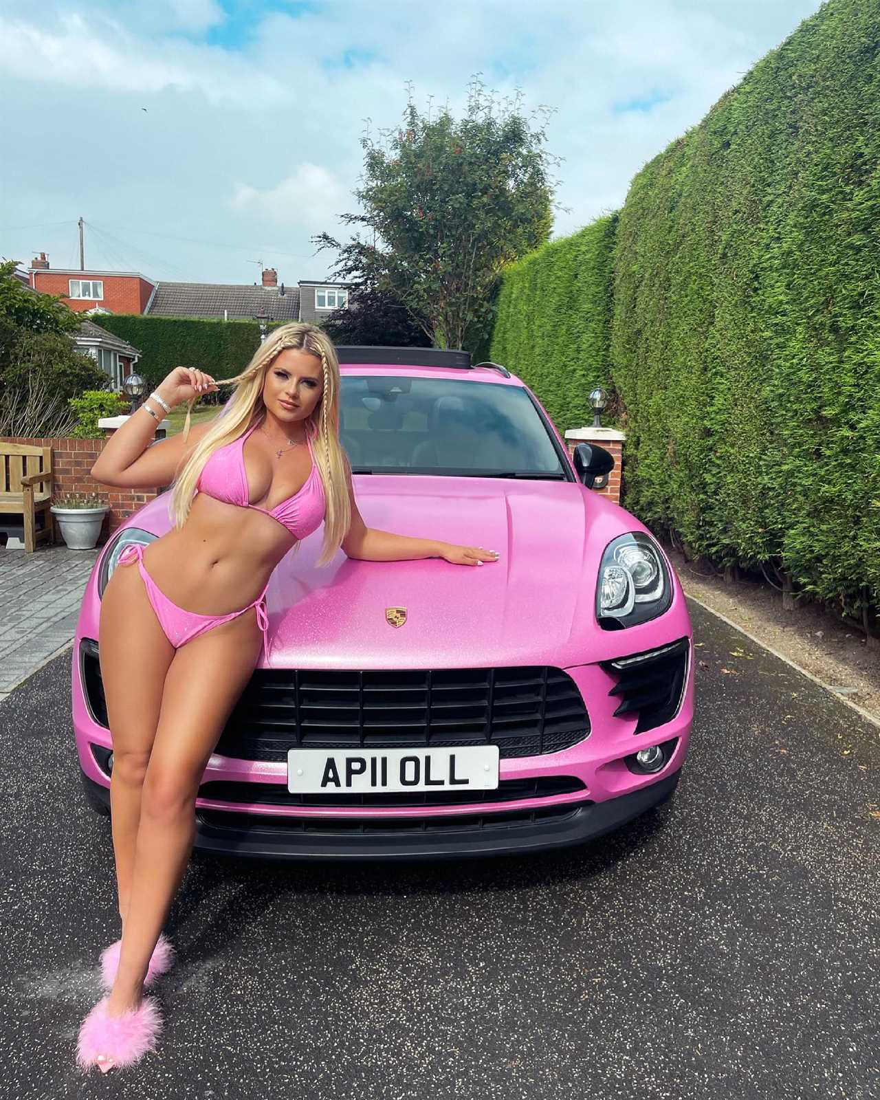 Apollonia Llewellyn, Misfits Boxing's ring girl, looks stunning in a bikini. Her fans call her the'stunning Goddess'