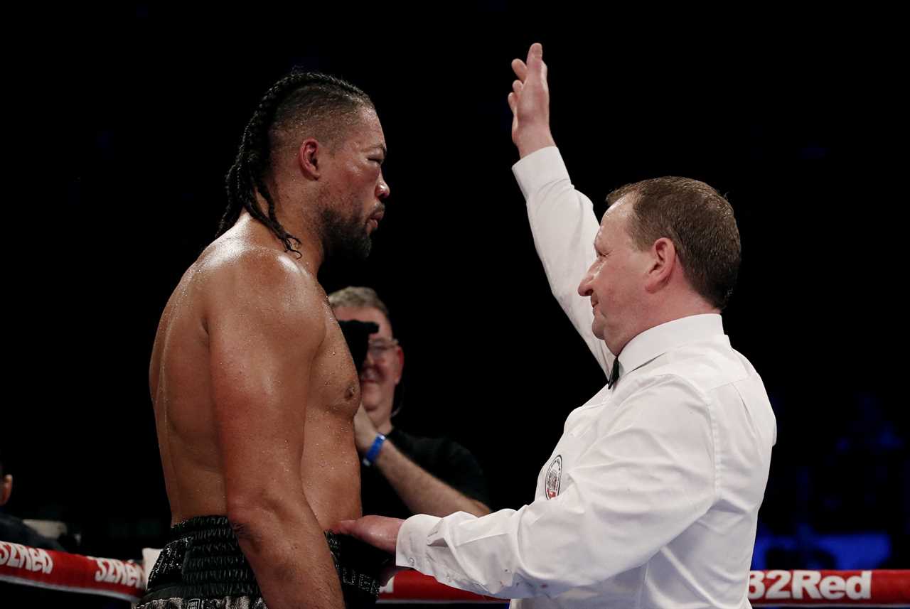 Watch as the doctor uses his fingers to test if Joe Joyce is able to see through the swollen, horror-inducing eye before calling off the fight