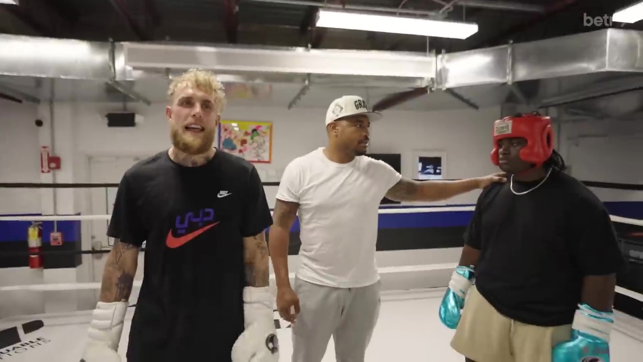 Watch as Jutta leerdam, Jake Paul's girlfriend, watches in hysteria as he beats rapper Kill Jasper for $10,000 in a bet.