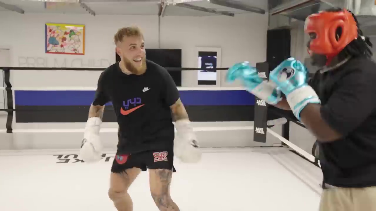 Watch as Jutta leerdam, Jake Paul's girlfriend, watches in hysteria as he beats rapper Kill Jasper for $10,000 in a bet.