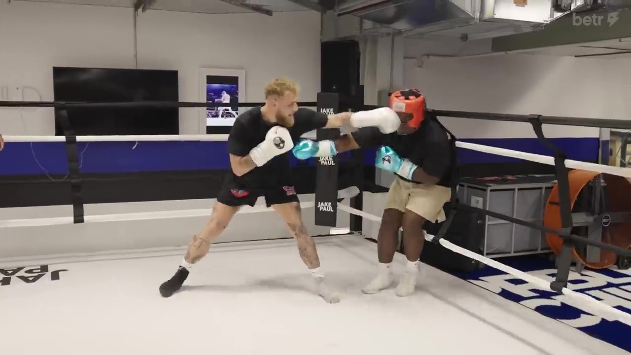Watch as Jutta leerdam, Jake Paul's girlfriend, watches in hysteria as he beats rapper Kill Jasper for $10,000 in a bet.