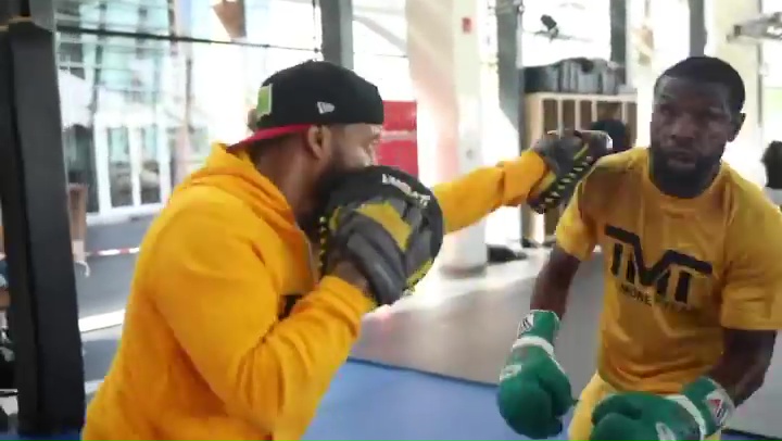 Watch Floyd Mayweather train effortlessly in his mid-40s before his fight against the grandson of a crime boss