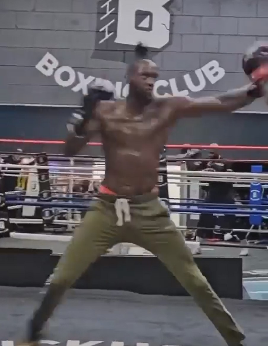Deontay wilder's incredible punches and physique show off the fear of Anthony Joshua fans