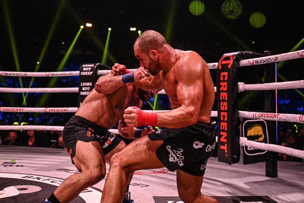 Eddie Alvarez, Conor McGregor’s former opponent, reveals that he took advice from a UFC legend in the ring during a bare-knuckle battle.