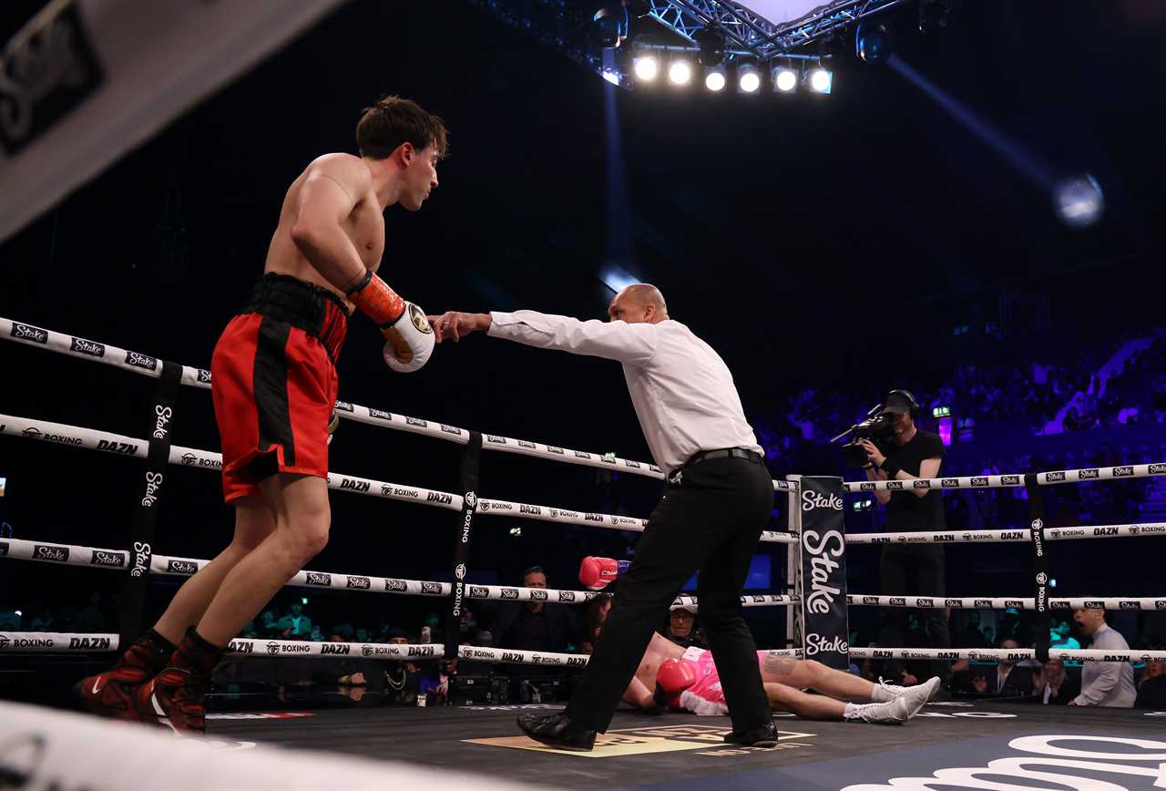 YouTube's ViruZz gets off the floor and knocks DK Money COLD out with a gumshield that is sent flying during KSI’s undercard