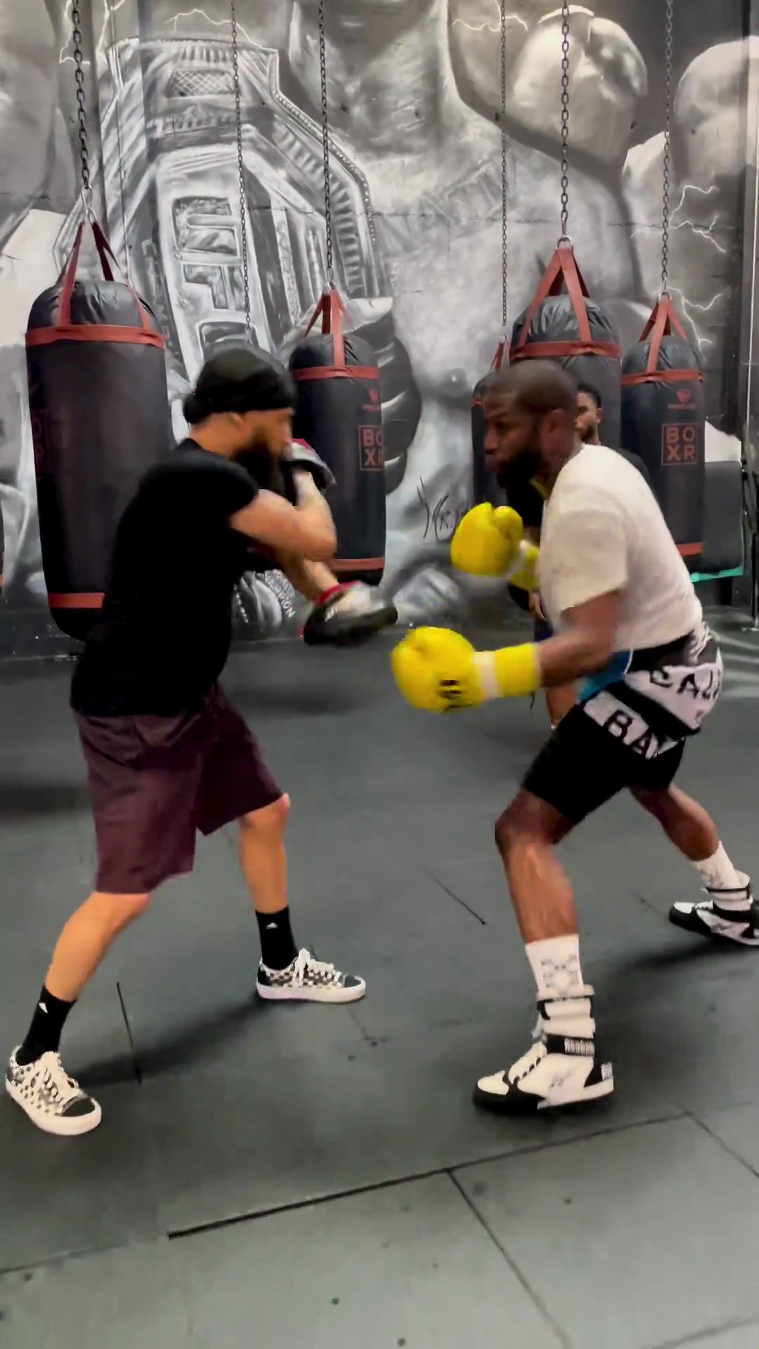Floyd Mayweather shares his boxing masterclass to fans who are'mesmerised' by the legend's hands