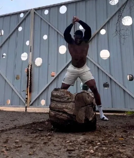 Anthony Joshua's new training method has gone wrong, and worried fans have asked him to wear safety glasses.