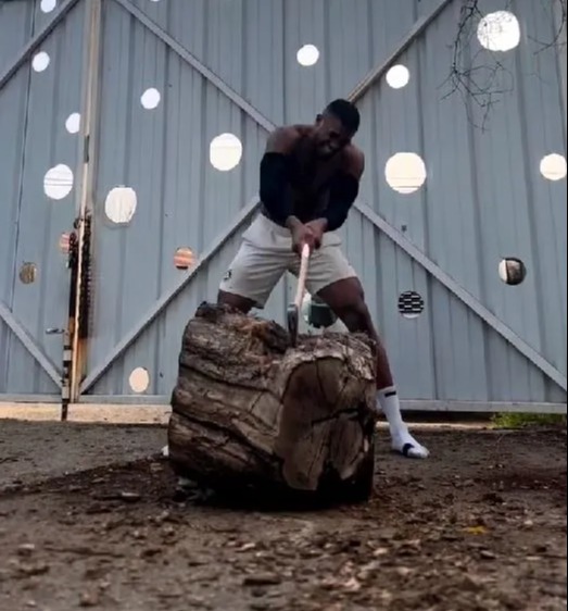 Anthony Joshua's new training method has gone wrong, and worried fans have asked him to wear safety glasses.