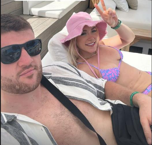 Elle Brooke in Magaluf relaxes and laughs as her boxer friend is'started'