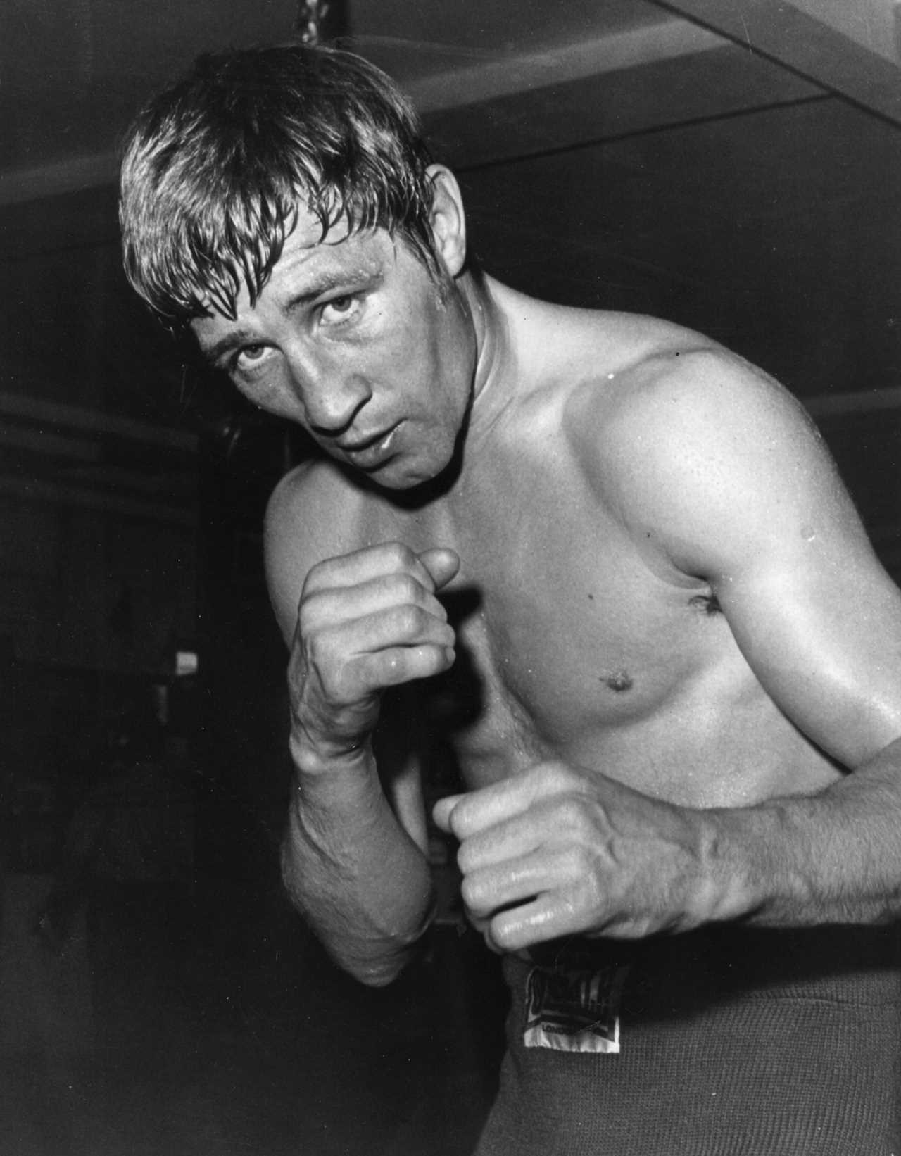 After a costly divorce, boxing legend Ken Buchanan joined a club before tragically passing away in a nursing home