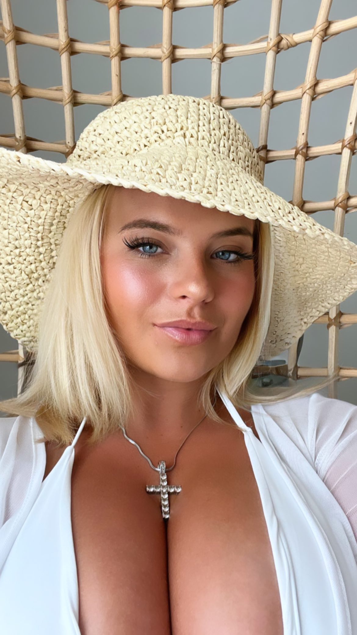 Fans call Apollonia the'most beautiful girl of the world' as she spills pink top.