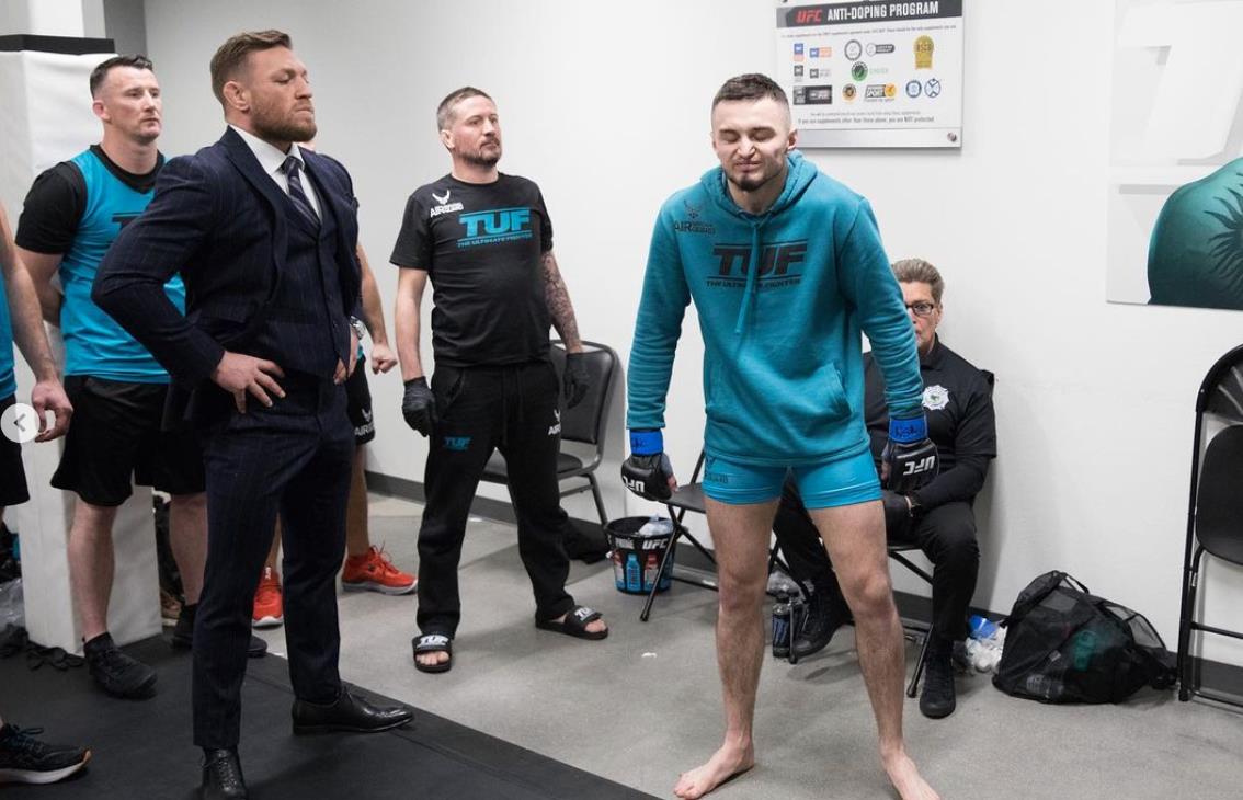 Conor McGregor slaps Michael Chandler and threatens to break the nose of his friend after TUF 31 defeat