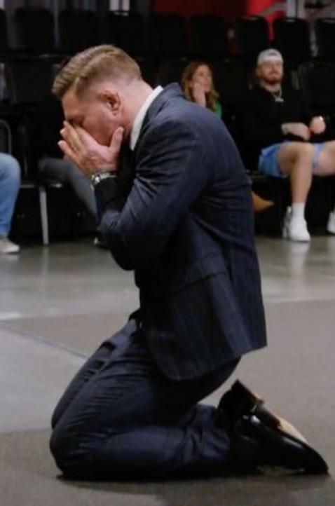 Conor McGregor slaps Michael Chandler and threatens to break the nose of his friend after TUF 31 defeat