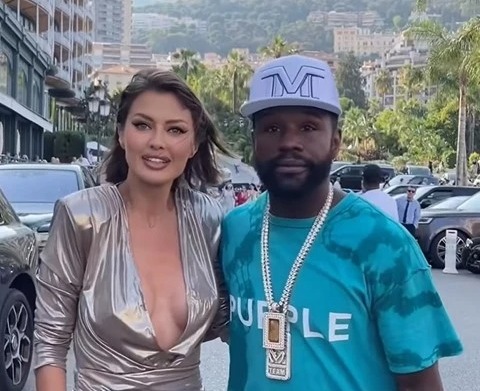 Floyd Mayweather tries to steal the purse of a playboy model in a playful encounter