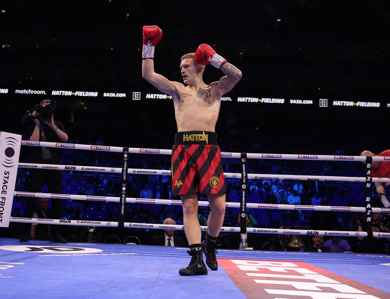Campbell Hatton, son of Ricky Hatton, wins first round in 1 min 29 secs with a vicious body punch