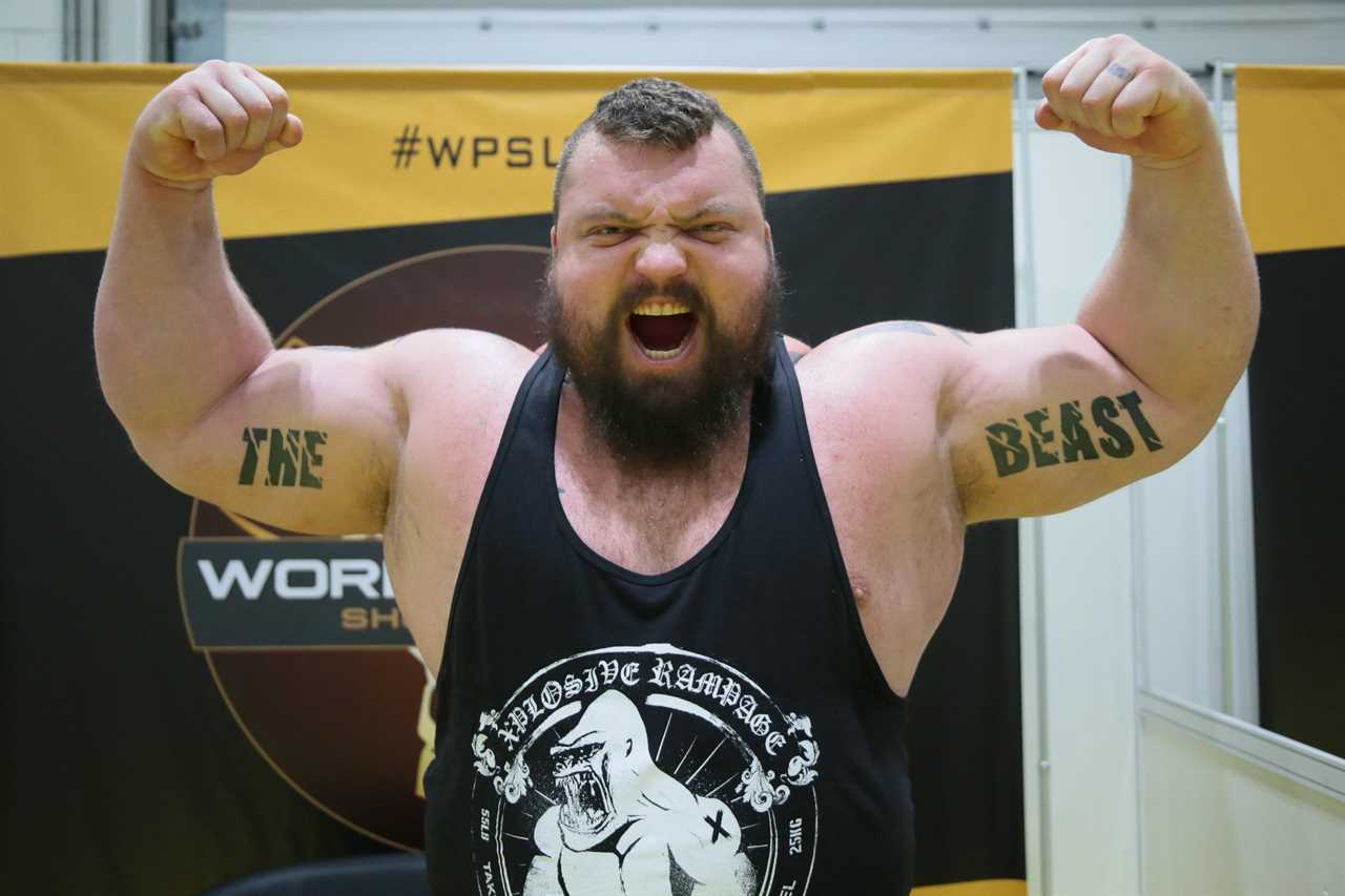A heavyweight that weighs more than Eddie Hall makes a 6ft 9in tall giant's legs go numb with a powerful punch