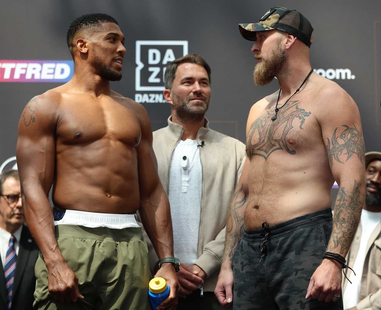 Anthony Joshua debuts new boxing gloves in the Robert Helenius match