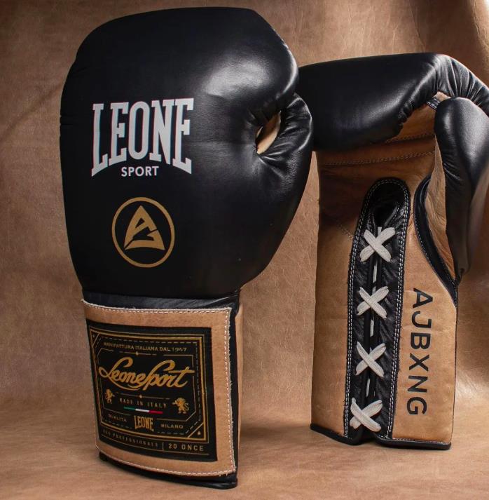 Anthony Joshua debuts new boxing gloves in the Robert Helenius match